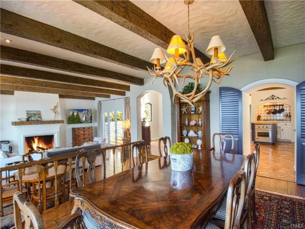 Beautiful 4 Bedroom Home Short Walk to Beach