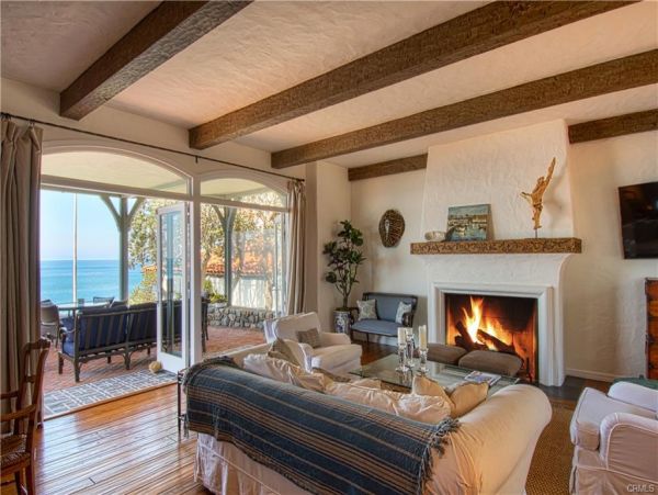 Beautiful 4 Bedroom Home Short Walk to Beach