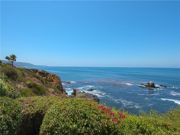 Beautiful 4 Bedroom Home Short Walk to Beach