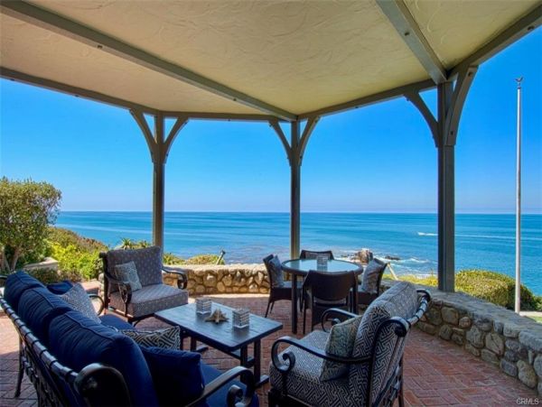 Beautiful 4 Bedroom Home Short Walk to Beach