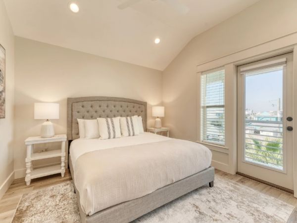 Destin Vacation Home Eight Bedroom Walk to Beach