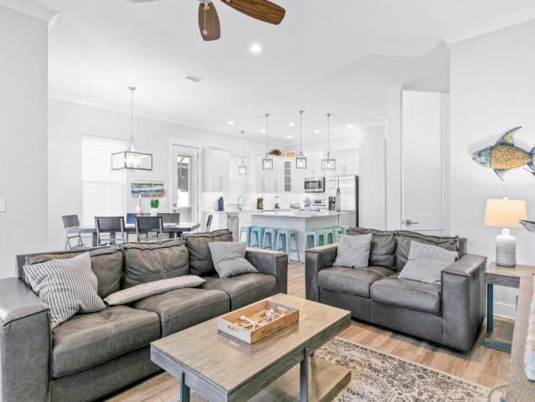 Fantastic Four Bedroom Getaway Close to Beach with Shared Pool