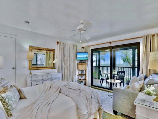 Vacation Suite in Captiva Located on Beach with Ocean Views