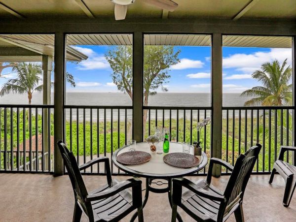 Vacation Suite in Captiva Located on Beach with Ocean Views
