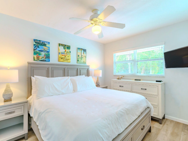 Chaming Siesta Key Vacation Condo - Two Bedroom, Walk to Beach