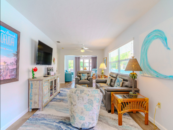 Chaming Siesta Key Vacation Condo - Two Bedroom, Walk to Beach