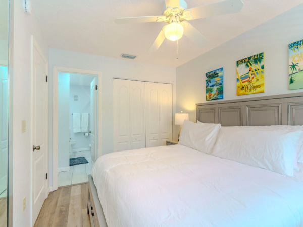 Chaming Siesta Key Vacation Condo - Two Bedroom, Walk to Beach