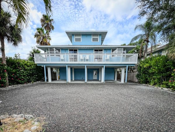 Chaming Siesta Key Vacation Condo - Two Bedroom, Walk to Beach
