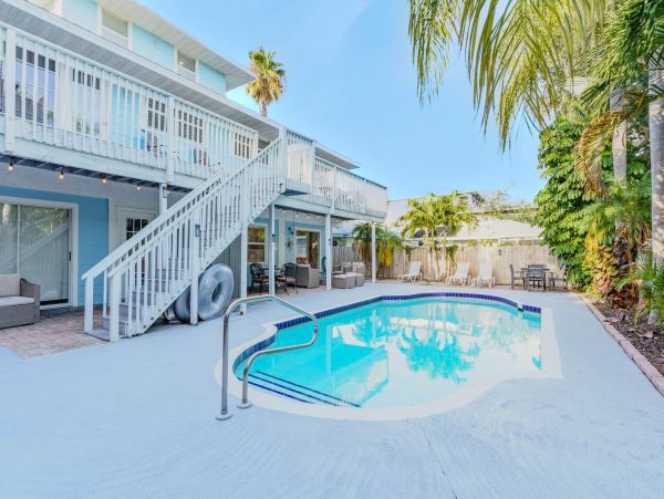 Chaming Siesta Key Vacation Condo - Two Bedroom, Walk to Beach