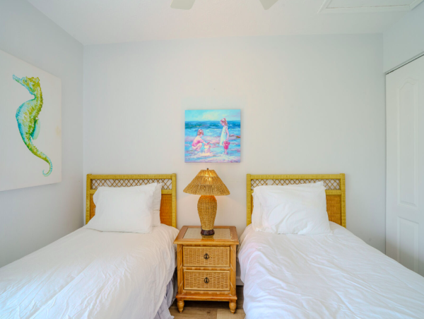 Chaming Siesta Key Vacation Condo - Two Bedroom, Walk to Beach
