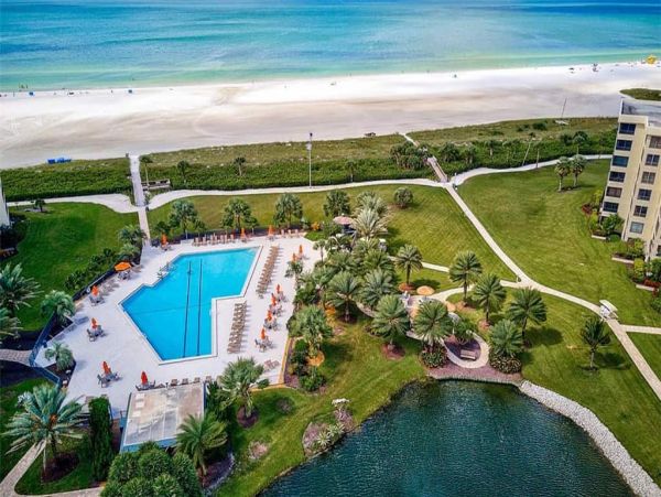 Beachfront Two Bedroom Vacation Condo in Siesta Key