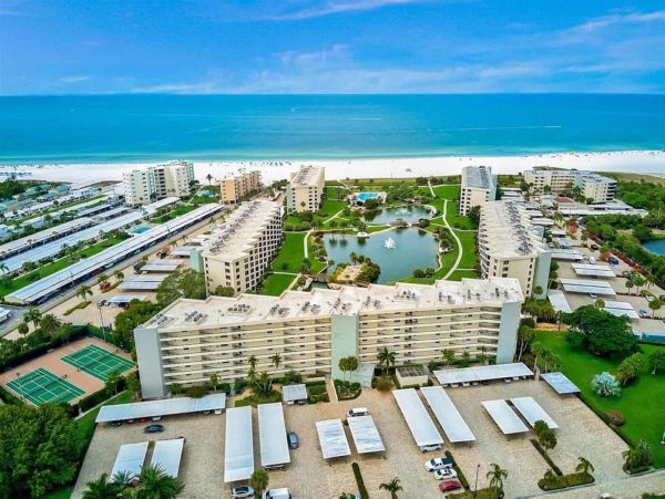 Beachfront Two Bedroom Vacation Condo in Siesta Key