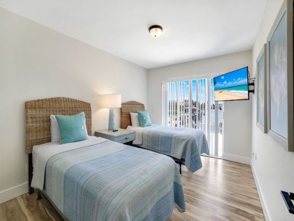 Luxurious Waterfront Property with Stunning Sunsets in Marco Island