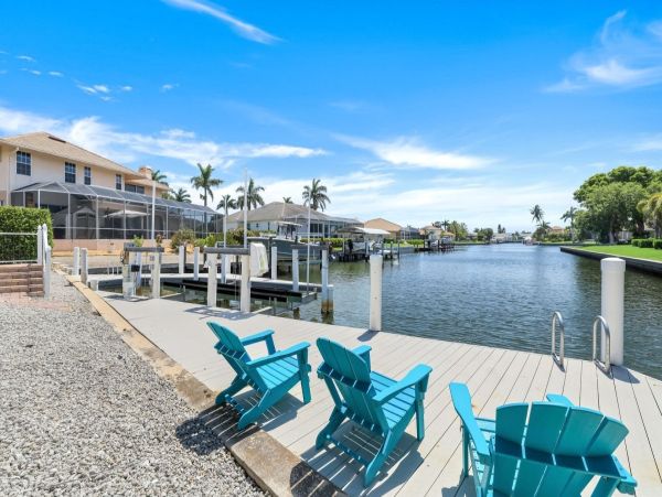 Luxurious Waterfront Property with Stunning Sunsets in Marco Island