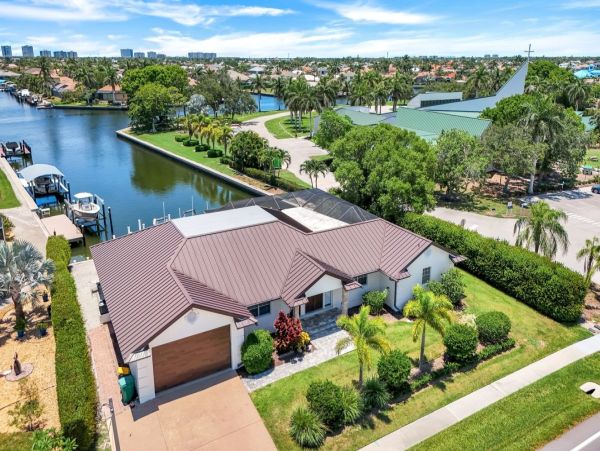 Luxurious Waterfront Property with Stunning Sunsets in Marco Island