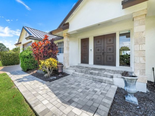 Luxurious Waterfront Property with Stunning Sunsets in Marco Island