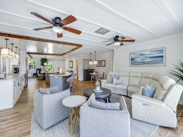 Luxurious Waterfront Property with Stunning Sunsets in Marco Island