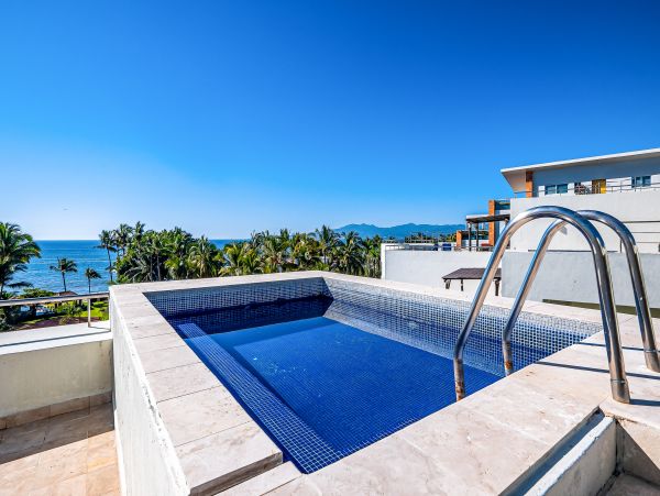 Fabulous Oceanview Penthouse with Plunge Pool, Terrace & Resort Pool & Spa