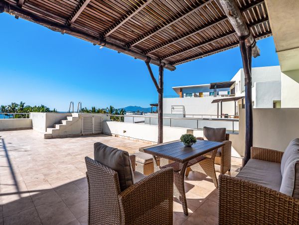 Fabulous Oceanview Penthouse with Plunge Pool, Terrace & Resort Pool & Spa