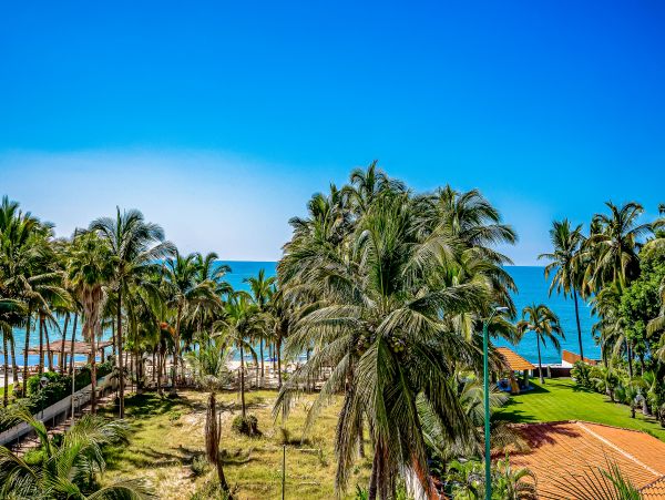 Fabulous Oceanview Penthouse with Plunge Pool, Terrace & Resort Pool & Spa