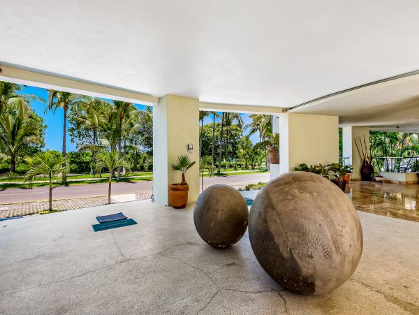 Fabulous Oceanview Penthouse with Plunge Pool, Terrace & Resort Pool & Spa
