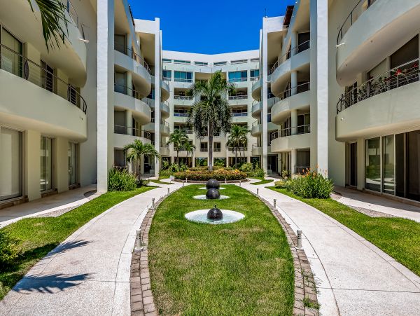 Fabulous Oceanview Penthouse with Plunge Pool, Terrace & Resort Pool & Spa