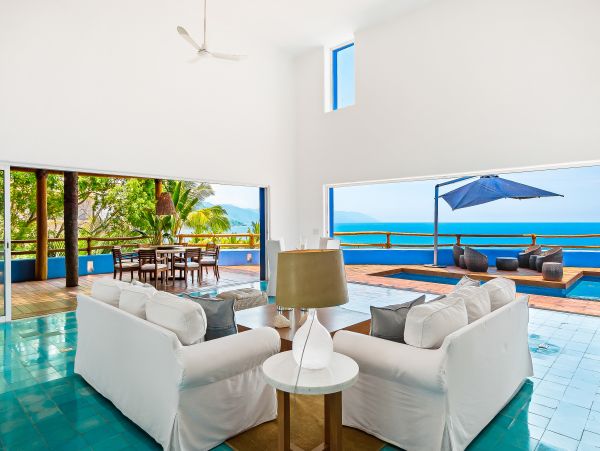 Gorgeous Beachfront Vacation Villa with Pool and Amazing Ocean Views!