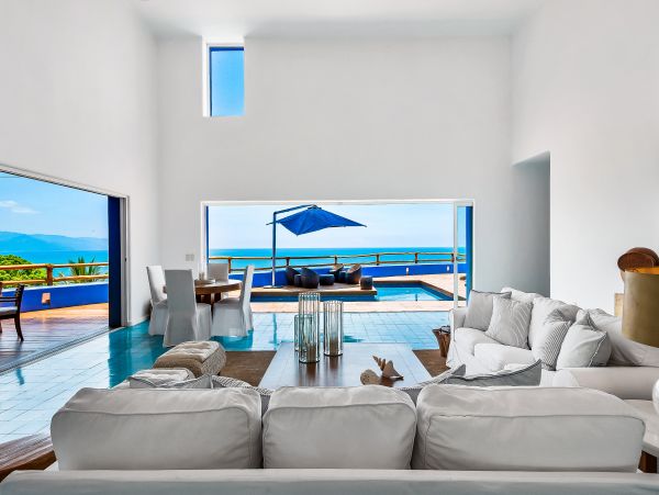 Gorgeous Beachfront Vacation Villa with Pool and Amazing Ocean Views!