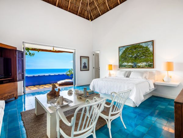 Gorgeous Beachfront Vacation Villa with Pool and Amazing Ocean Views!