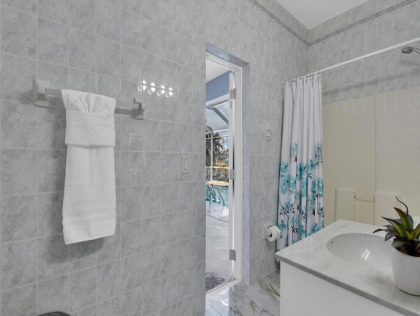 Cape Coral Vacation Home Five Bedroom