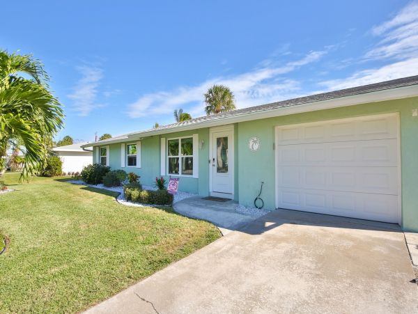 Charming 3 Bedroom Home with Private Pool & Spa