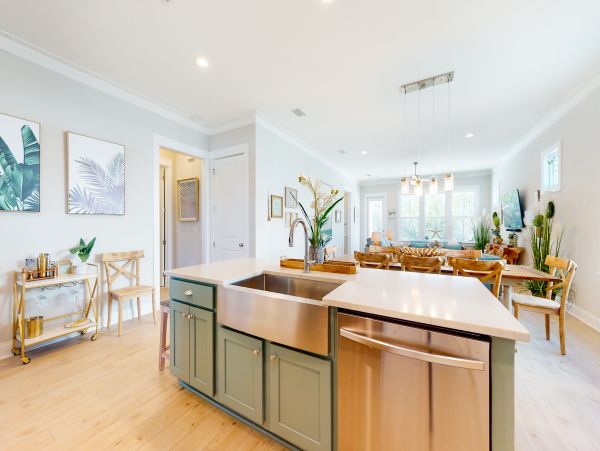 Luxury Four Bedroom Beach Home with Shared Pool Walk to Beach