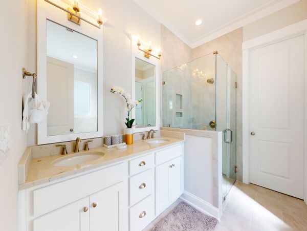 Luxury Four Bedroom Beach Home with Shared Pool Walk to Beach