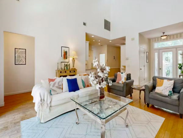 Beautiful Pet Friendy 3 Bedroom Home with Pool