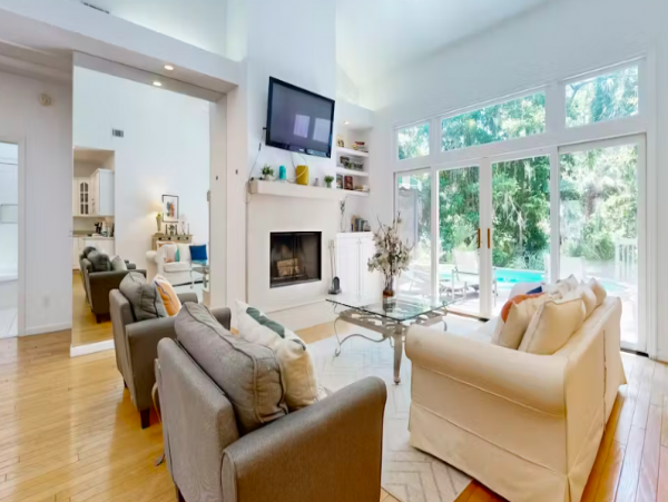 Beautiful Pet Friendy 3 Bedroom Home with Pool