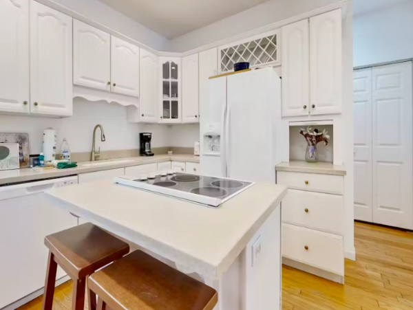 Beautiful Pet Friendy 3 Bedroom Home with Pool