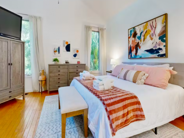 Beautiful Pet Friendy 3 Bedroom Home with Pool