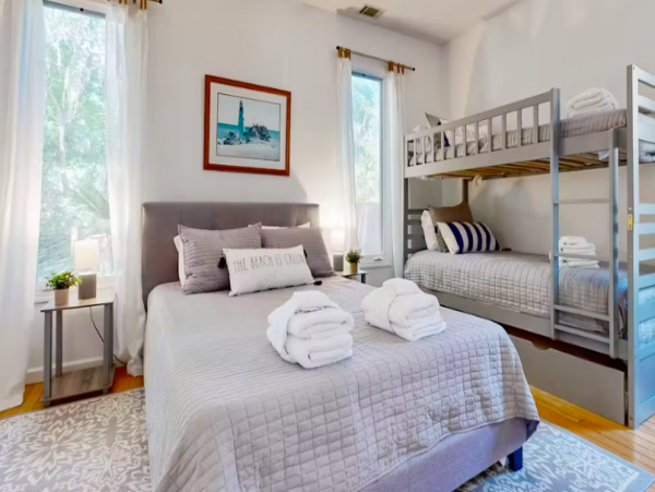 Beautiful Pet Friendy 3 Bedroom Home with Pool