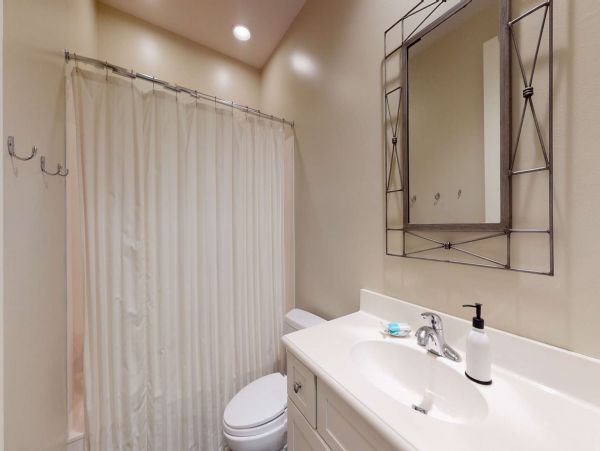 Miramar Vacation Home Four Bedroom Walk to Beach