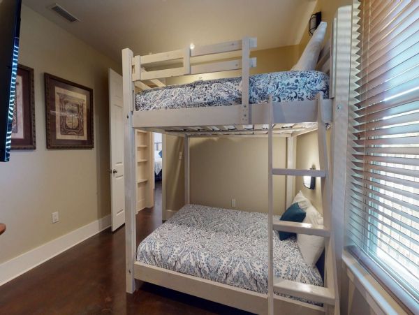 Miramar Vacation Home Four Bedroom Walk to Beach