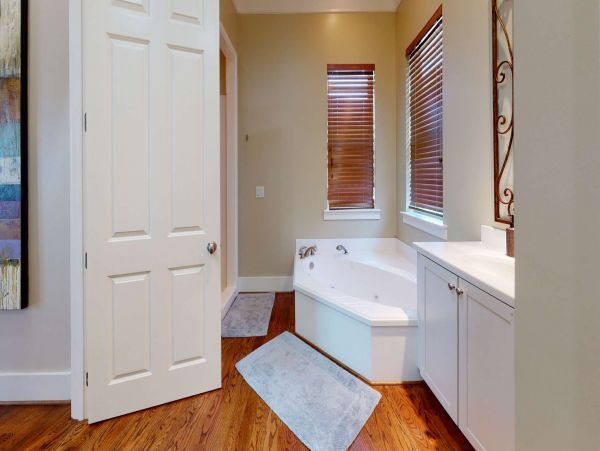 Miramar Vacation Home Four Bedroom Walk to Beach