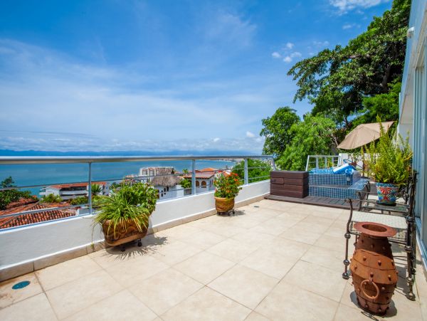 Puerto Vallarta 2 Bed/2.5 Bath Oasis with Pool & Spectacular Bay Views