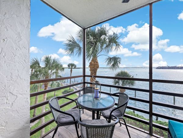 Bayfront Luxury Vacation Condo in Marco Island Sleeps 4