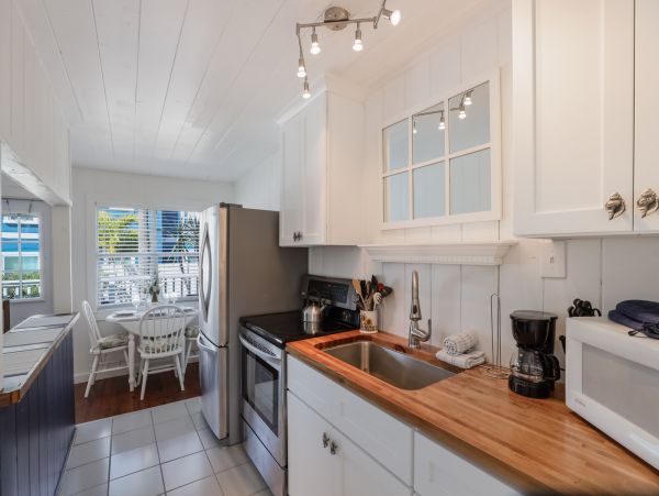 Charming First Floor Vacation Rental with Bay View
