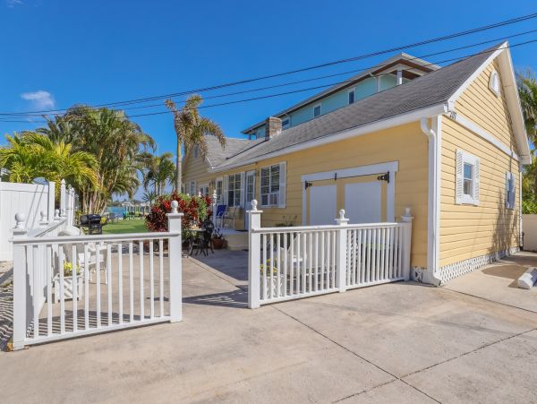Charming First Floor Vacation Rental with Bay View