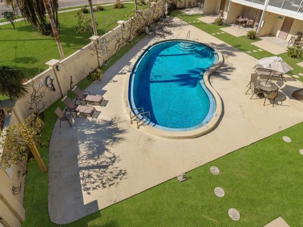 Lovely 2 Bedroom Condo Short Walk to Beach