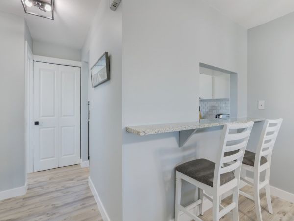 Lovely 2 Bedroom Condo Short Walk to Beach