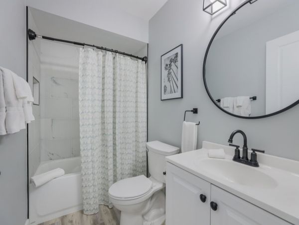 Lovely 2 Bedroom Condo Short Walk to Beach