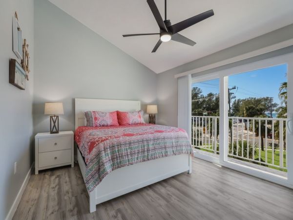 Lovely 2 Bedroom Condo Short Walk to Beach