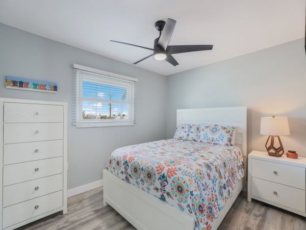 Lovely 2 Bedroom Condo Short Walk to Beach